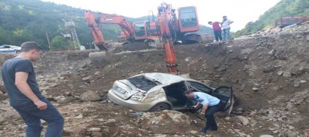 Dernekpazarı’nda mıcır ocağına uçan otomobilde altı kişi yaralandı