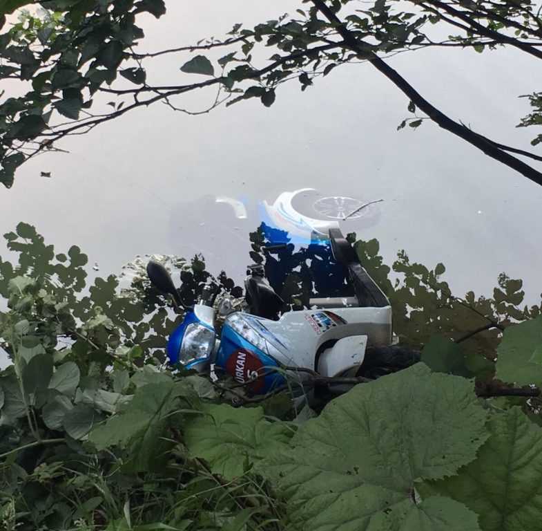 Uzungöl'de bir motorlu bisiklet gölete düştü 1