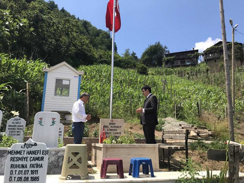 Şehit Ahmet Çamur'un kabrini ziyaret ettiler 1 Şehit Ahmet Çamur'un kabrini ziyaret ettiler 1
