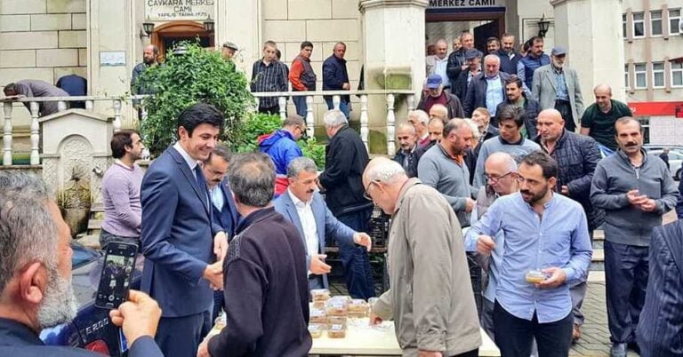 Kaymakam ve Başkan aşure dağıttı