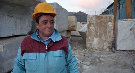 Ekmeğini mermerden çıkarıyor