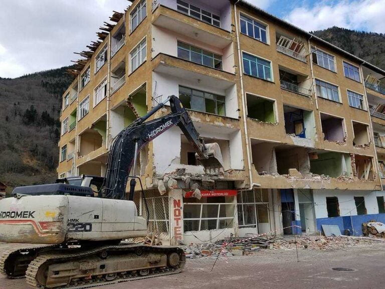 Çaykara’da kentsel dönüşüm için yıkımlar başladı