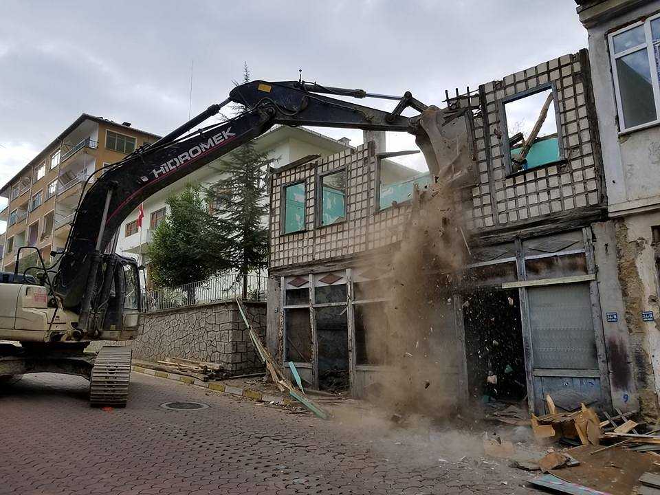 Çaykara'da kentsel dönüşüm için yıkımlar başladı 1