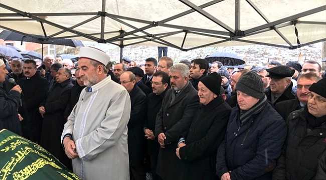 Eski bakanın annesi toprağa verildi