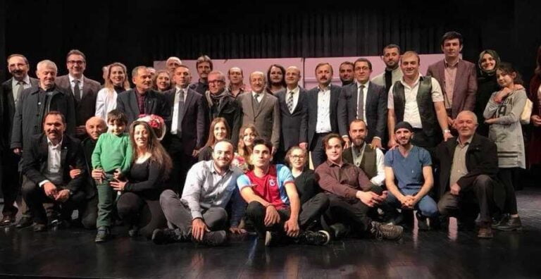 Garmagaruşuk adlı Tiyatro oyununa  alkış tufanı