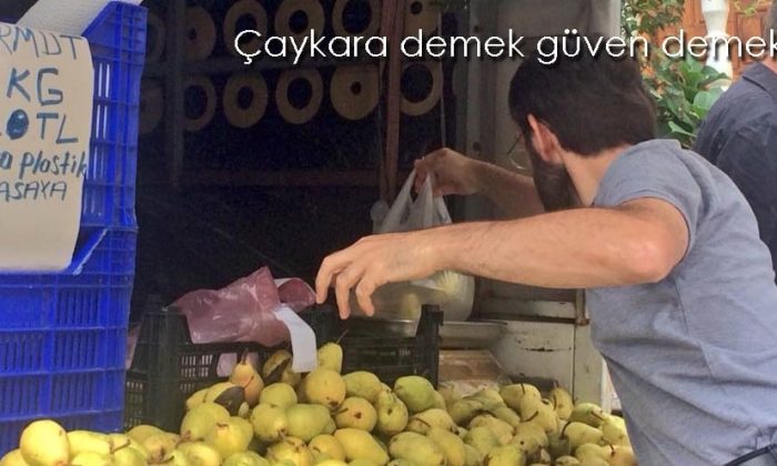 Bu tezgahta herkes kendisi tartıp alıyor, parasını kasaya bırakıp gidiyor…