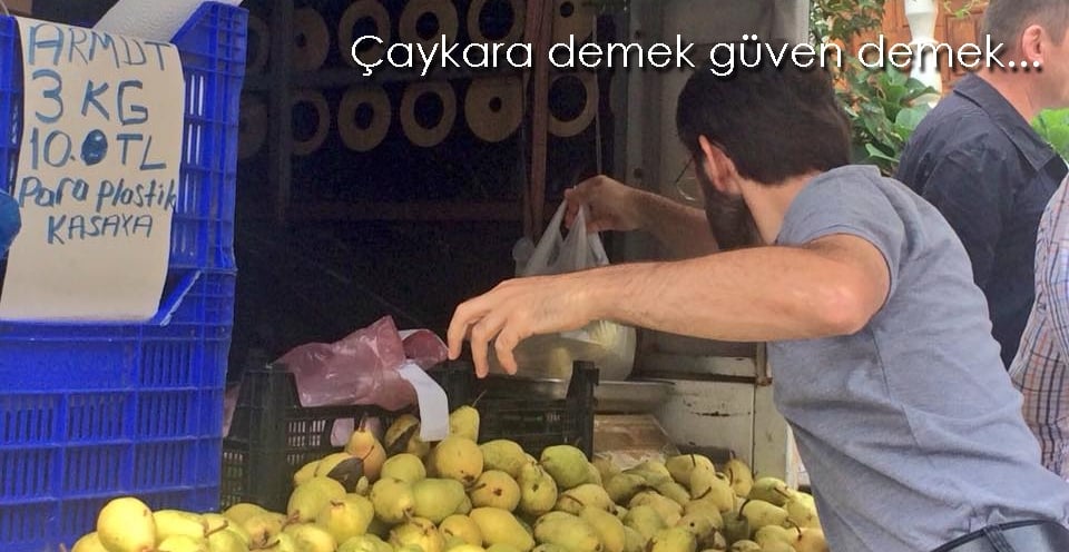 Bu tezgahta herkes kendisi tartıp alıyor, parasını kasaya bırakıp gidiyor…