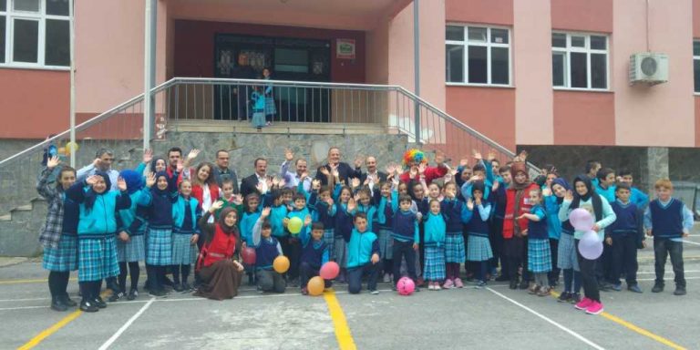 Kızılay Öğrencilere yardım etti