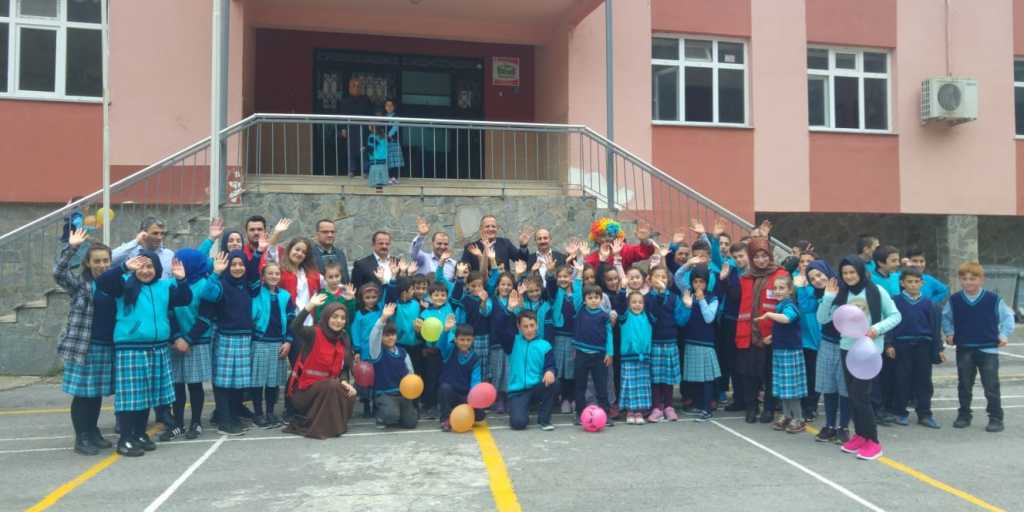 Kızılay Öğrencilere yardım etti