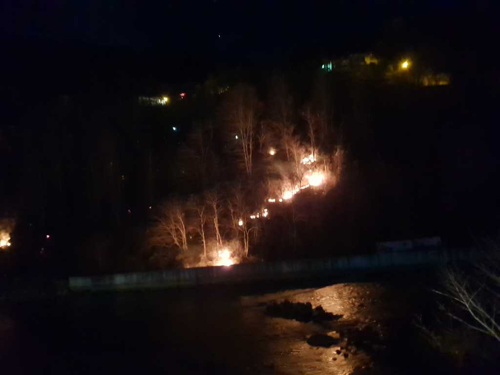 Çaykara'da orman yangını! 11
