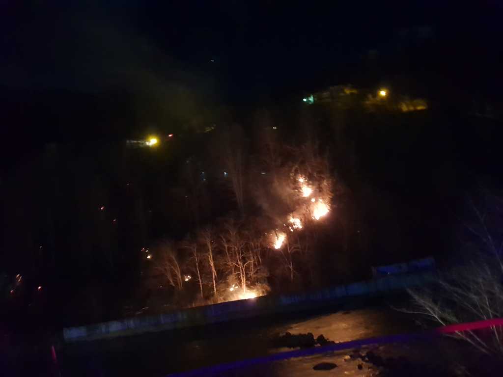 Çaykara'da orman yangını! 16