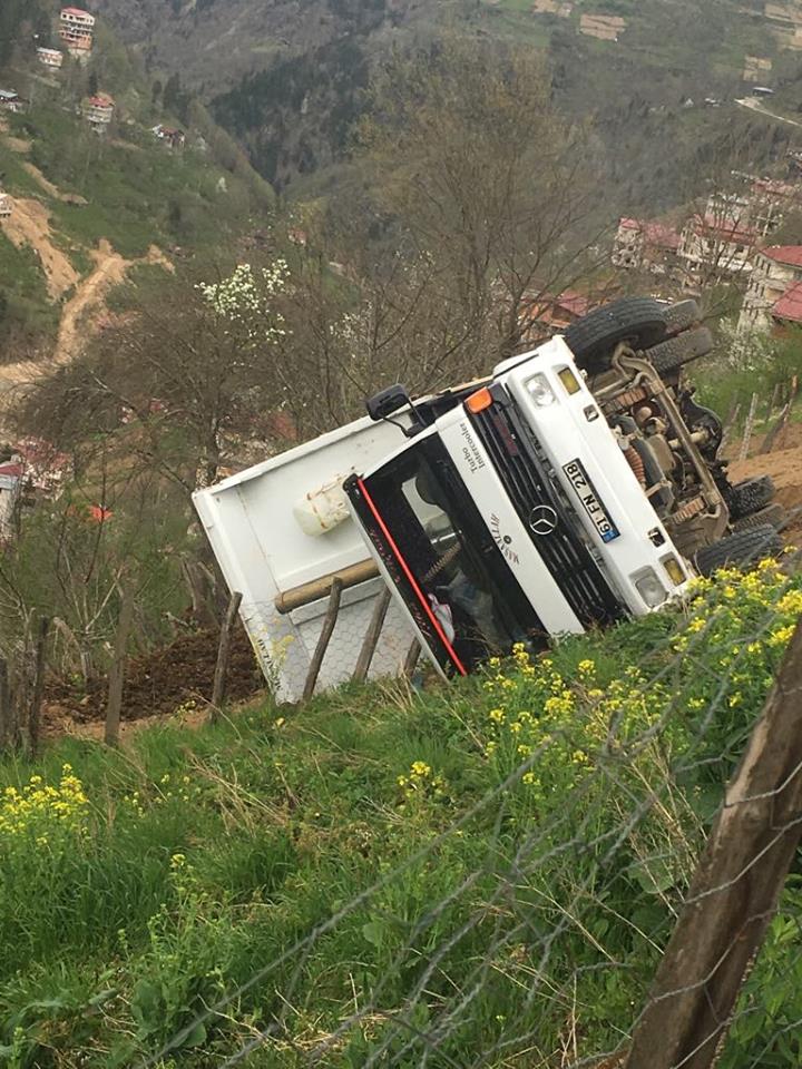 Damperi kaldırınca tarlaya uçtu