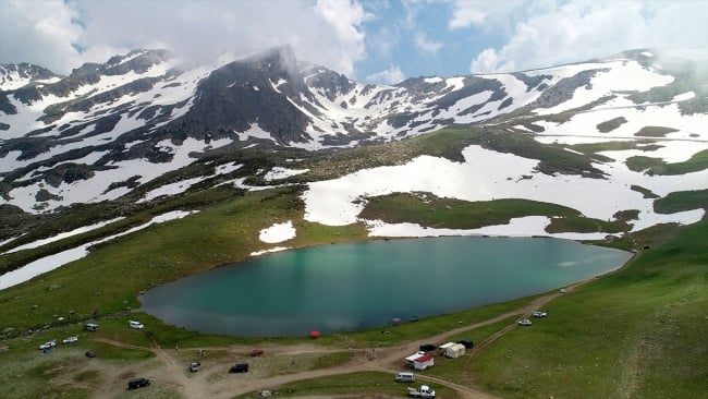 Çaykara’da dumanlı dağlar arasındaki göller büyülüyor 5