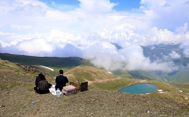 Çaykara’da dumanlı dağlar arasındaki göller büyülüyor 8