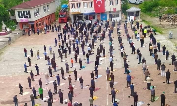 Çaykara’da sosyal mesafeli Cuma namazı