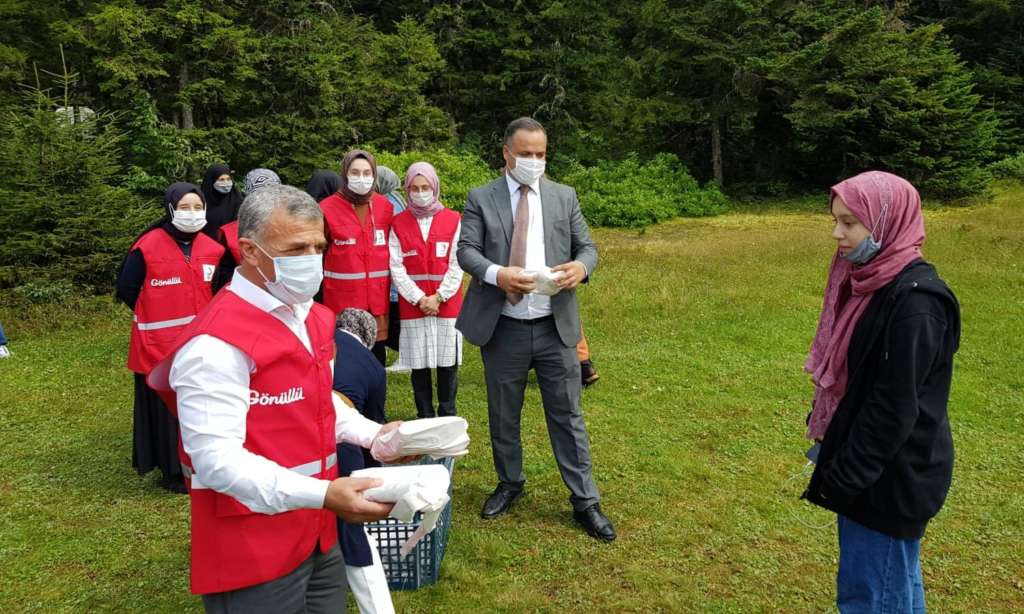 Çaykara’da üniversite adayı kız öğrencilere moral gezisi
