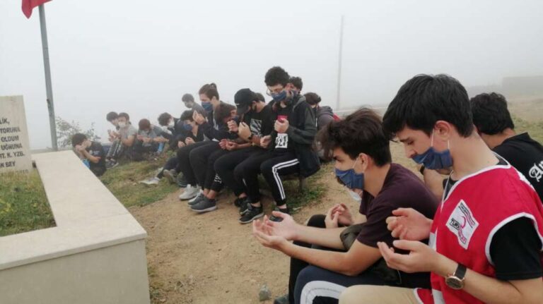 Çaykaralı Öğrenciler Sultanmurat şehitliğine dua ettiler.