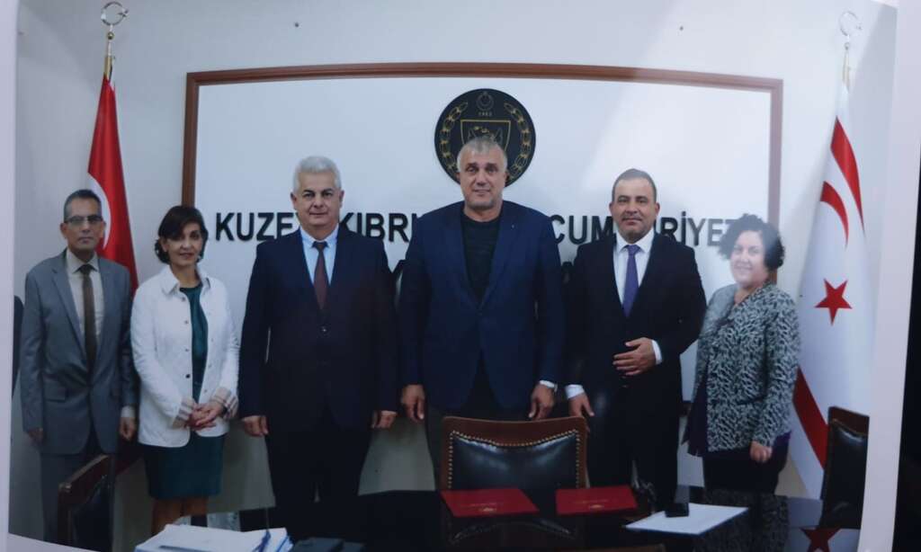 Kıbrıs’ta Çaykaralı Başkan 300 Çocuğa Trabzonspor forması verdi 6