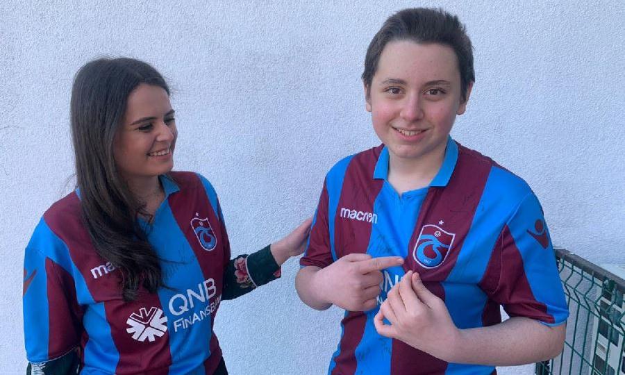 Çaykaralı Öğrenci Galatasaraylı Öğretmenine Trabzonspor forması giydirdi