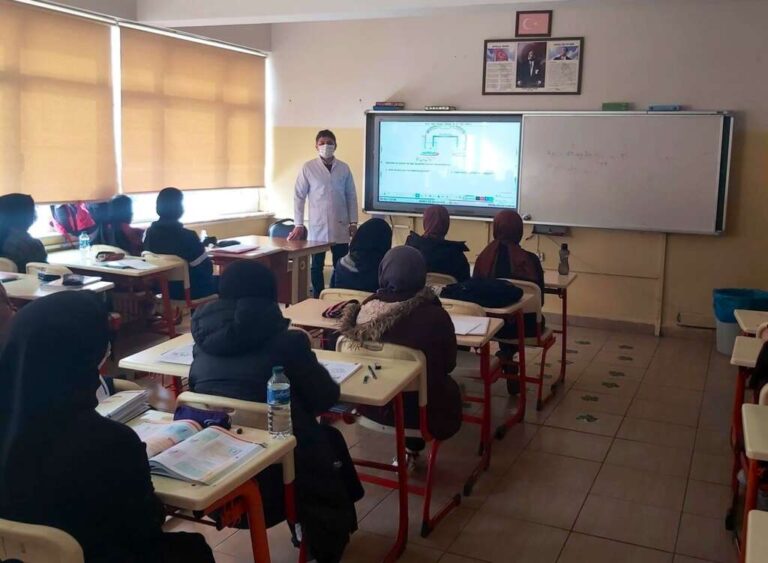 Üniversiteye atandı Çaykara’daki öğrencilerini bırakmadı!