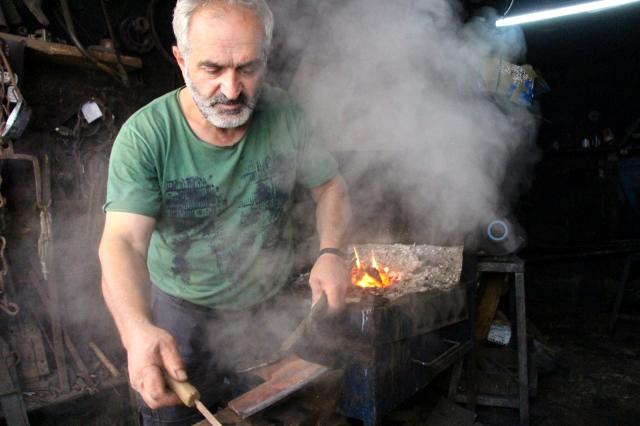 Son demirci Yusuf Kanık mesleğini geleneksel yöntemlerle sürdürüyor