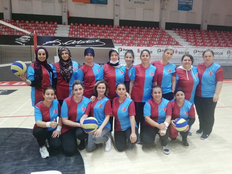 İzmir’deki Çaykaralı kadın muhtardan bordo-mavi takım