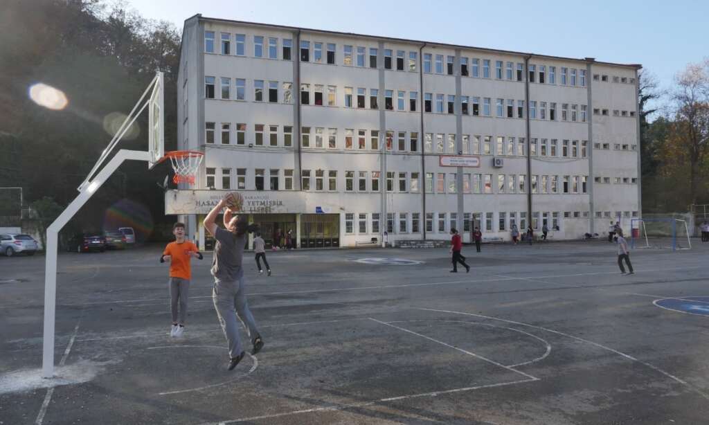 Trabzon Büyükşehirden 18 ilçeye 100 adet basketbol potası dağıtımı 3