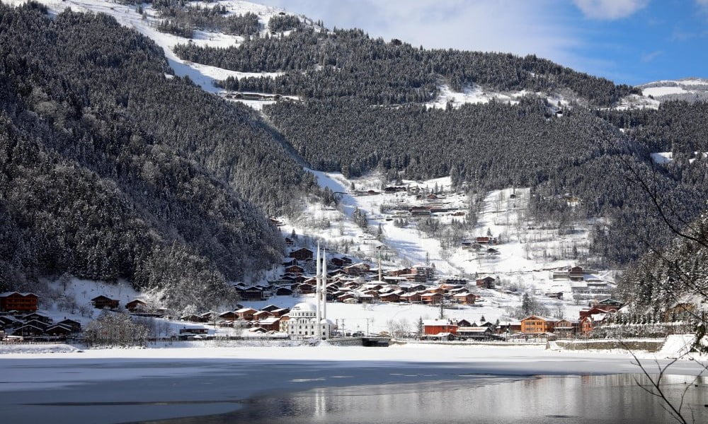 Uzungöl kısmen buz tuttu