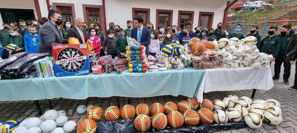 Arnavutköy Belediyesi Çaykaradaki okullara spor malzemesi yardımı yaptı 5