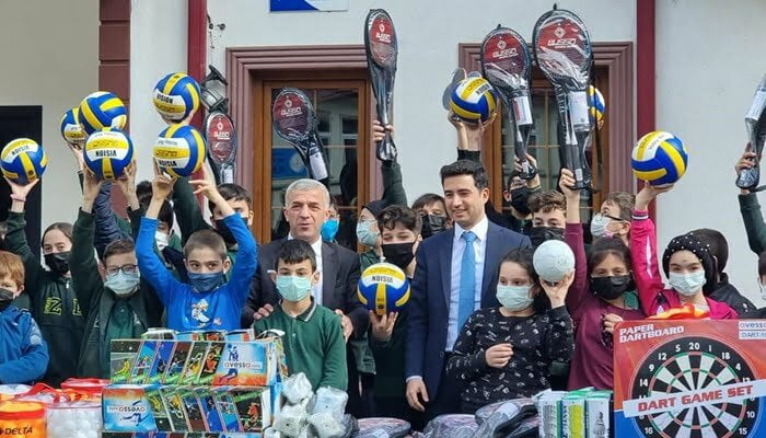 Arnavutköy Belediyesi Çaykaradaki okullara spor malzemesi yardımı yaptı
