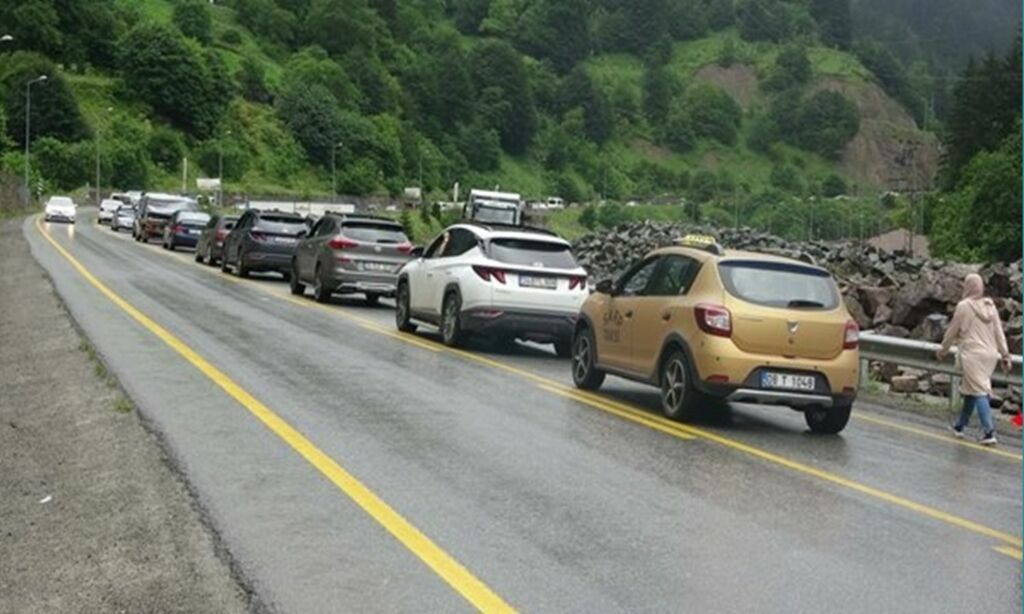 Uzungöl’e kilometrelerce araç kuyruğu oluştu