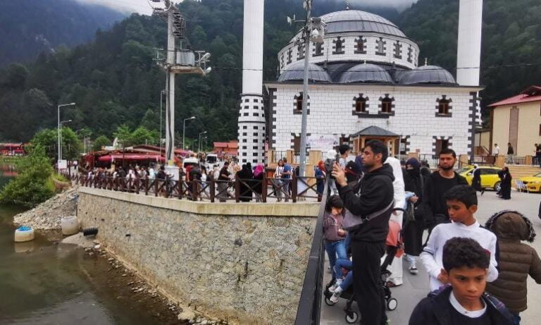 Uzungöl Tamamen doldu, Turist akını yaşandı, konaklayacak yer kalmadı!