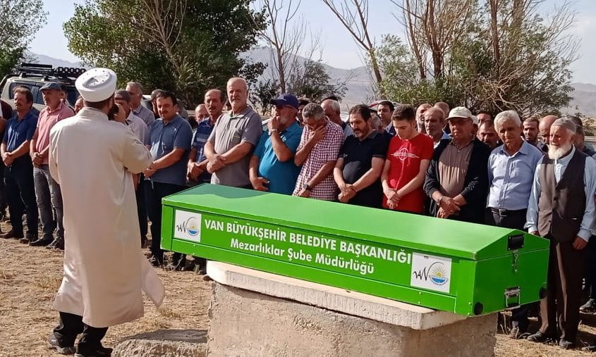 Gazeteci Şükrü Akyüz’ün Eşi, Dualarla Toprağa Verildi