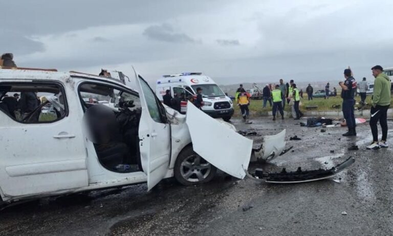 Karaçamlı aile Sivas’ta kaza yaptı aynı aileden üç kişi öldü