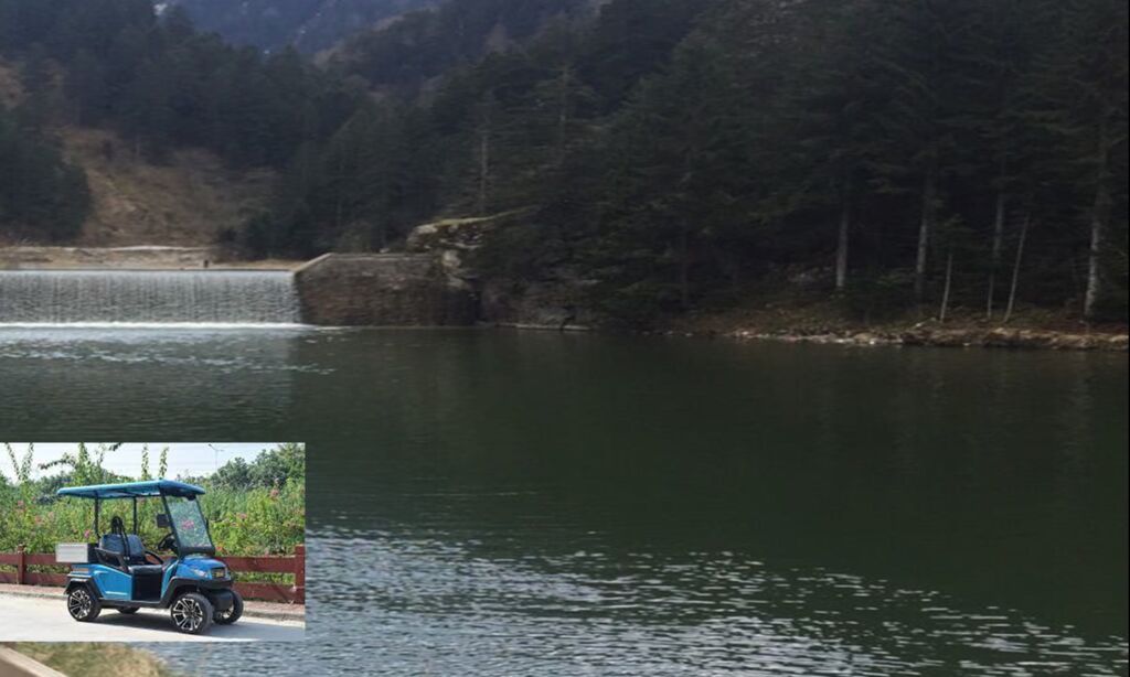 Uzungöl’de Elektrikli Golf aracı Gölet’e düştü