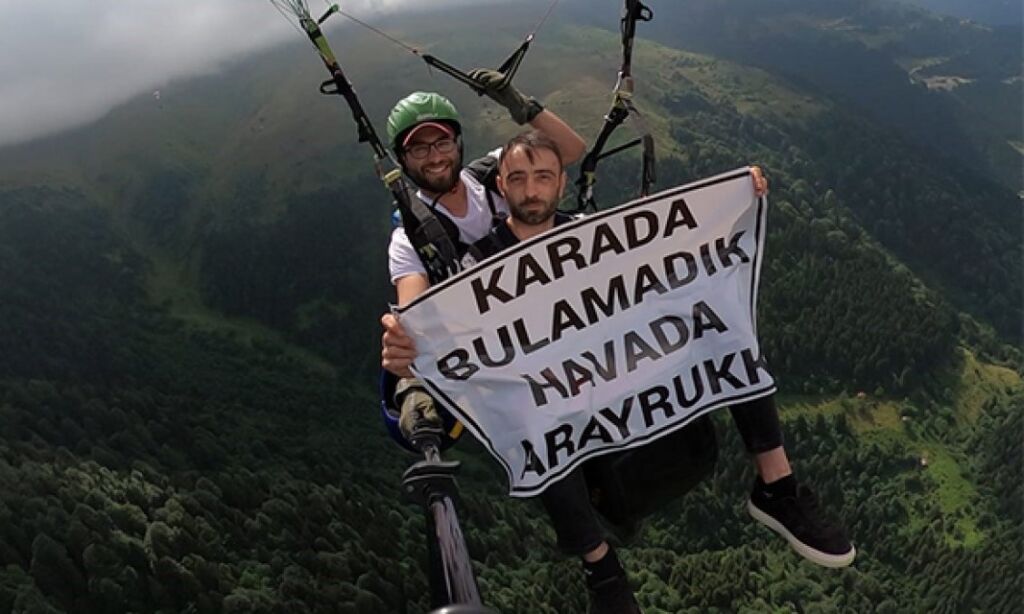 Uzungöl’de ilginç pankart! Gelin adayını havada aradı