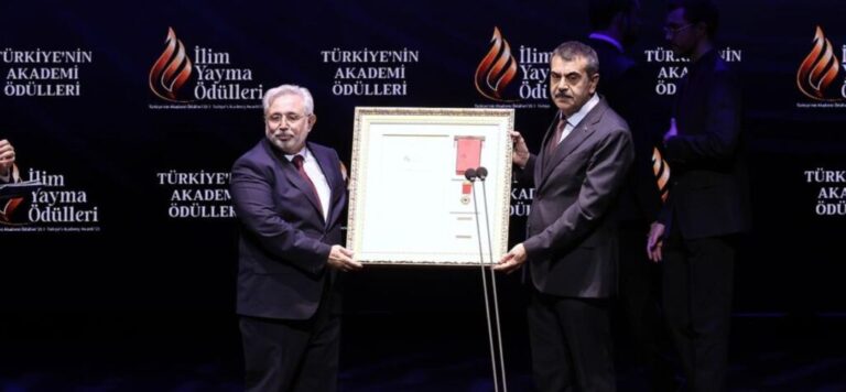 2023 Sosyal Bilimler Ödülü Çaykara’lı Bilim Adamında Verildi