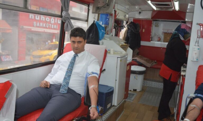 Kaymakam Erbek Çaykara’da kan Bağışında bulundu