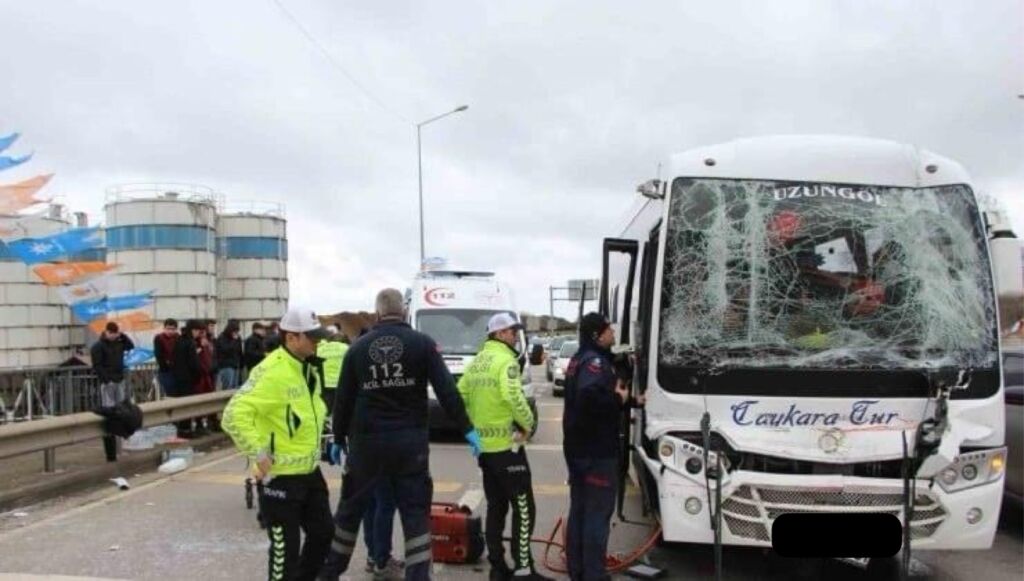 Çaykaraspor maçına giderken kaza yaptılar