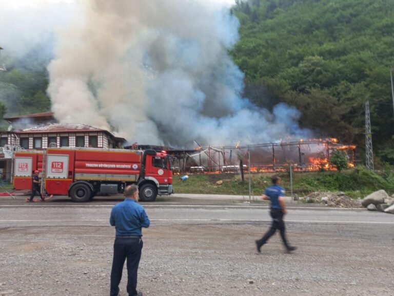 Dernekpazarı’nda düğün salonu yandı!