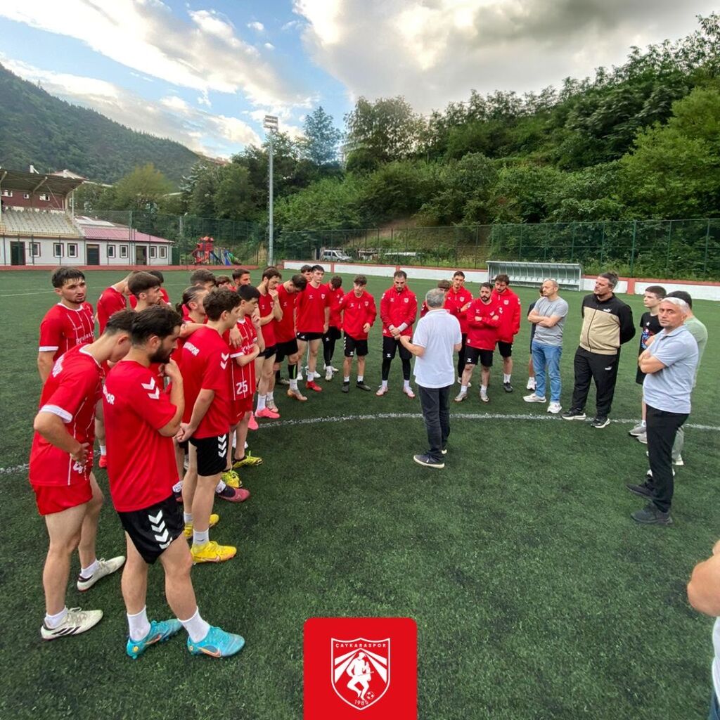 Çaykaraspor’da yönetim sezon öncesi takımla bir araya geldi 1