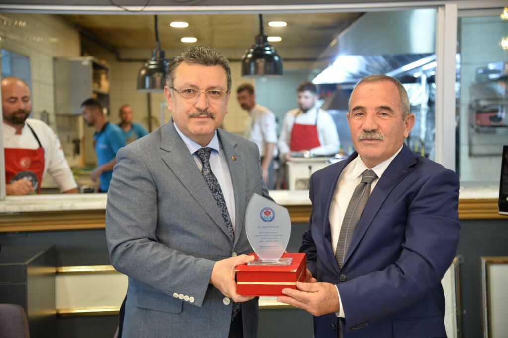 Trabzon Büyükşehir Belediyesi Emlak İstimlak Daire Başkanı Ahmet Özçelik emekli oldu 3