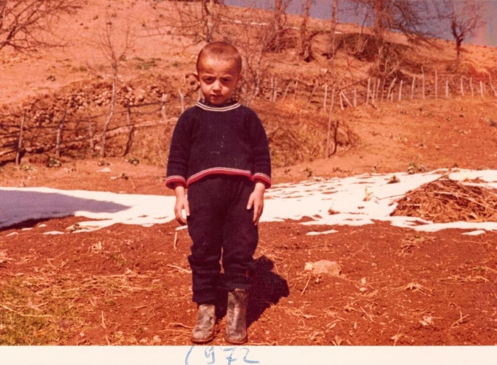 Altmışlı yıllardan bir çocuk fotoğrafı ve etrafındaki ailenin hikayesi