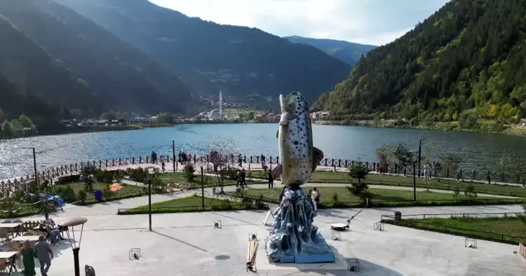 Uzungöl’e alabalık heykeli