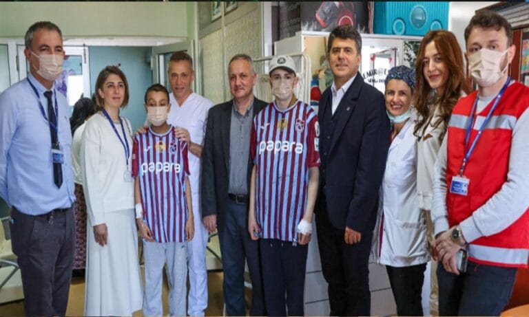 KTÜ Tıp Fakültesinde Lösemili Çocuklara ziyaret