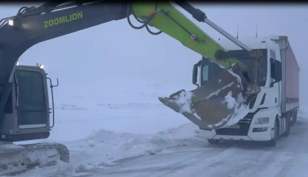 Soğanlı dağında mahsur kalan TIR kurtarıldı