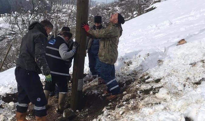 Vatandaş Aksa Çoruh iş birliği ile iki mahalleye kısa sürede elektrik verildi