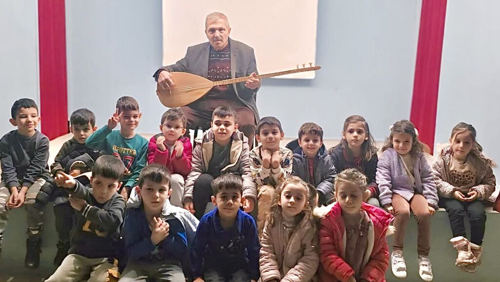 Anaokulu öğrencileri ile türküler söyledi