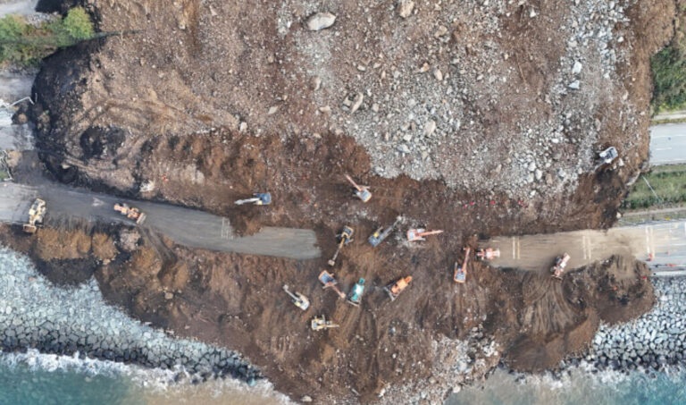 Karadeniz sahil yolu tek şeritten ulaşıma açıldı