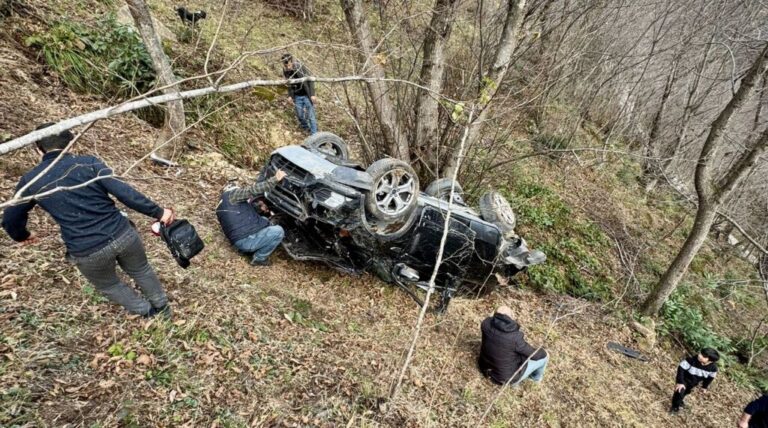 Şahinkaya’da araç şarampole yuvarlandı